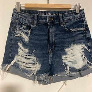 American Eagle - Stretch ‘Mom Short’ distressed jean shorts • Sz 8